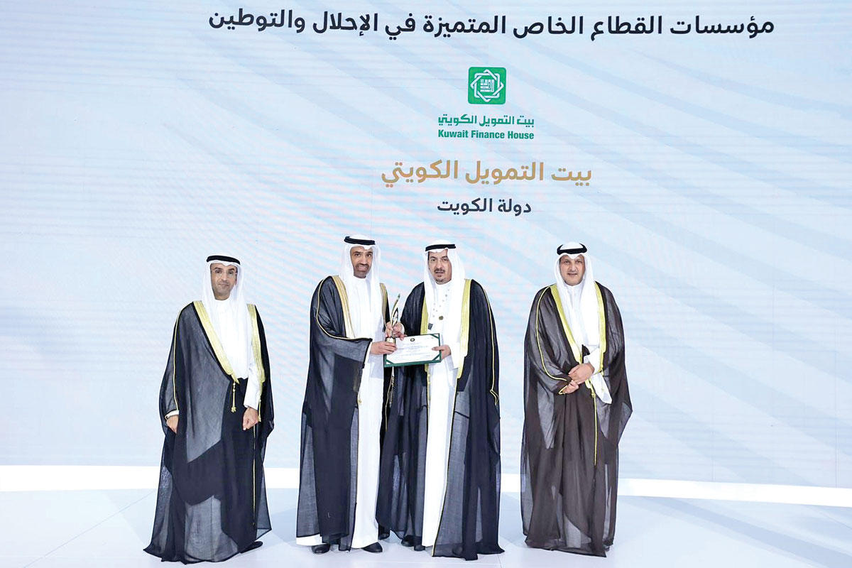 رئيس الموارد البشرية للمجموعة في «بيتك» زياد العمر متسلماً التكريم