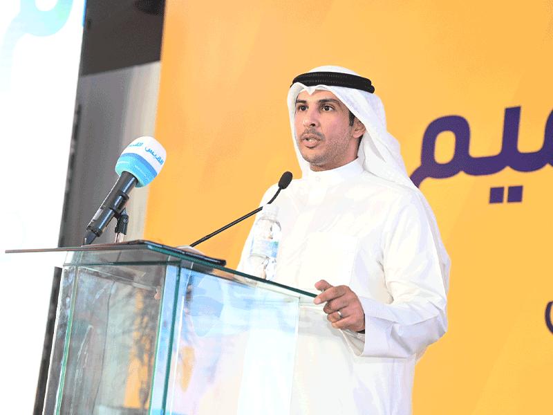 مرشح الدائرة الثالثة عزام العميم متحدثا في ندوته