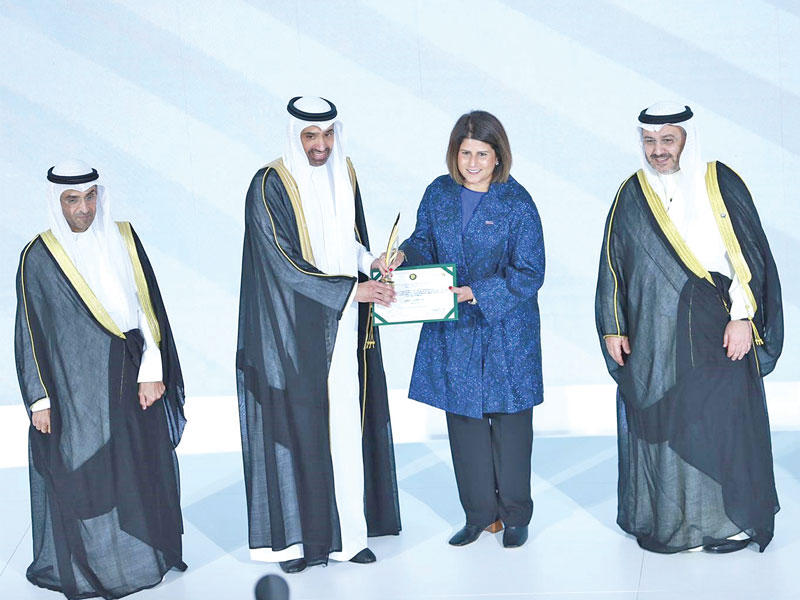 المطر تتسلم الجائزتين