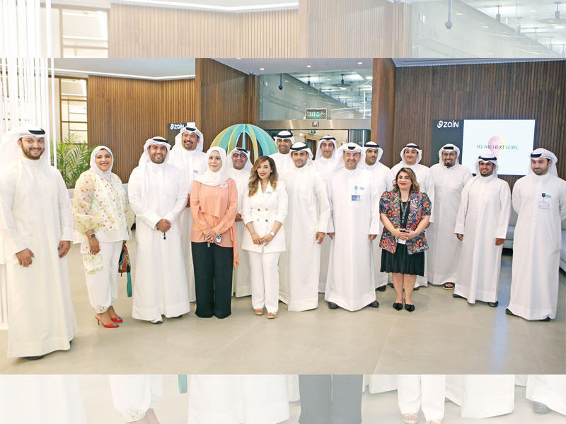 الرئيس التنفيذي لـ «زين- الكويت» إيمان الروضان تتوسط المبادرين وفريق «زين»