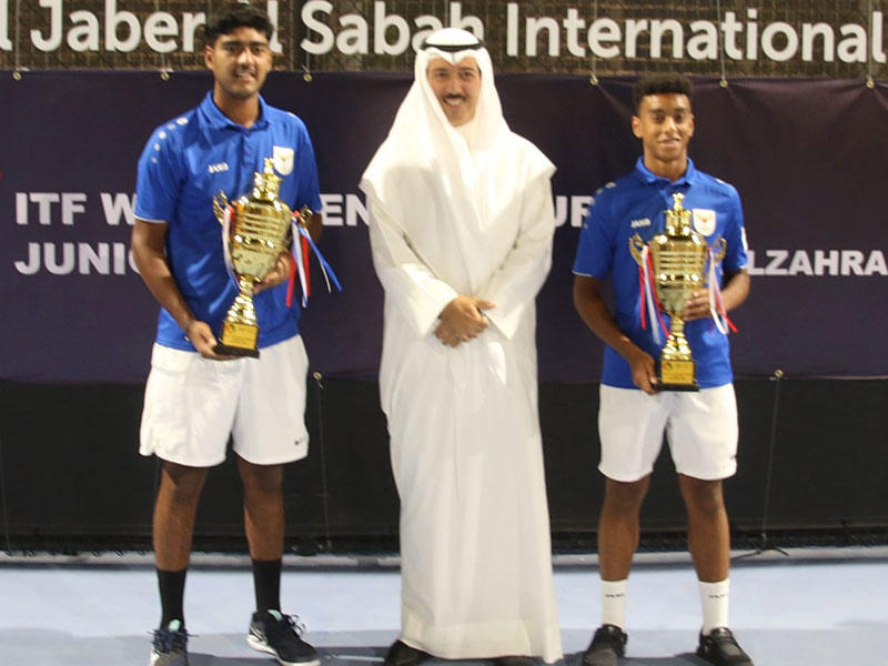 الشيخ أحمد الجابر يتوسط النجمين الشطي ومحمد