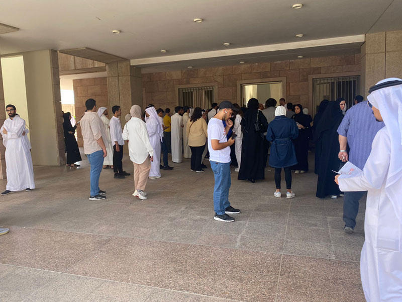 ازدحام طلابي في عمادة القبول والتسجيل