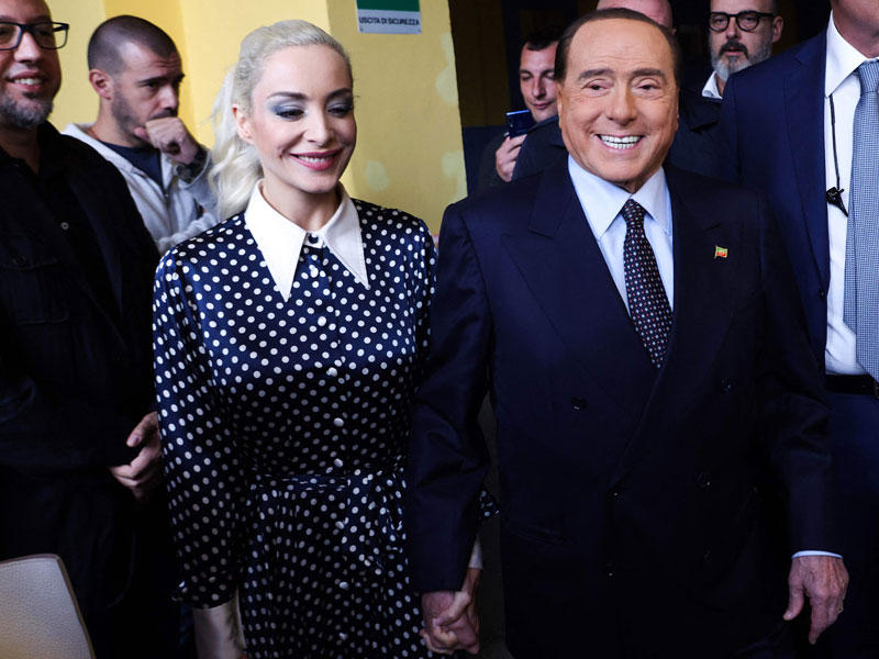 برلسكوني وشريكته مارتا فاسكينا في مركز للاقتراع أمس الأول (أ ف ب)