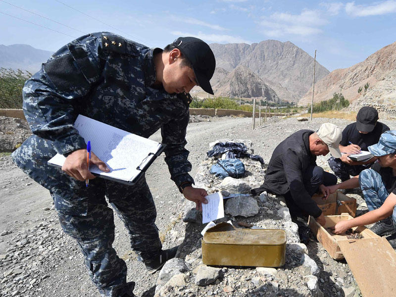 محققو الشرطة بالقرب من الحدود القيرغيزية الطاجيكية 