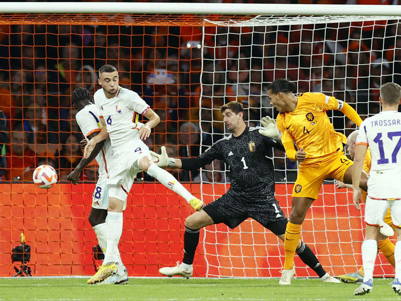 فان دايك نجم هولندا يحرز هدفه في مرمى بلجيكا