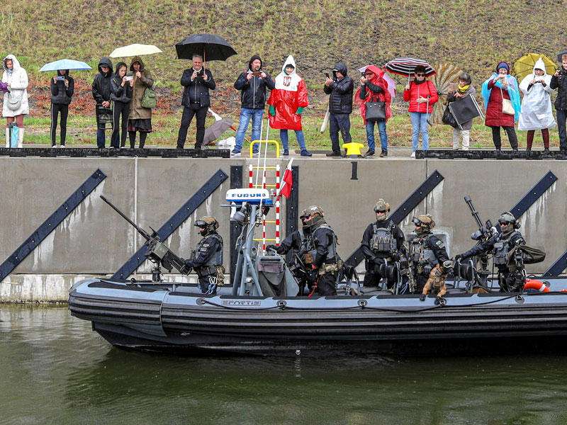 القوات الخاصة للشرطة العسكرية يحضرون حفل افتتاح قناة الشحن 