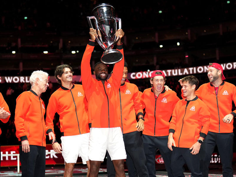 الأميركي فرانسيس تيافوي يحمل كأس البطولة 