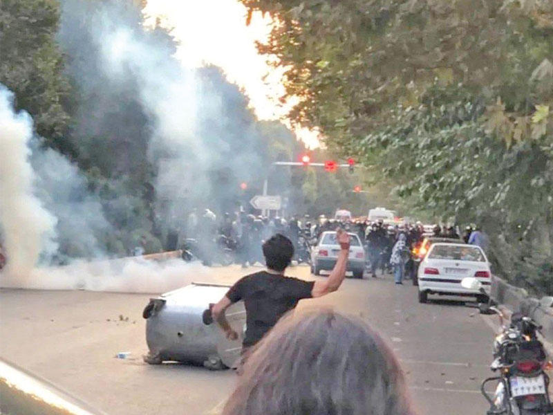 مواجهة بين الأمن والمتظاهرين في طهران