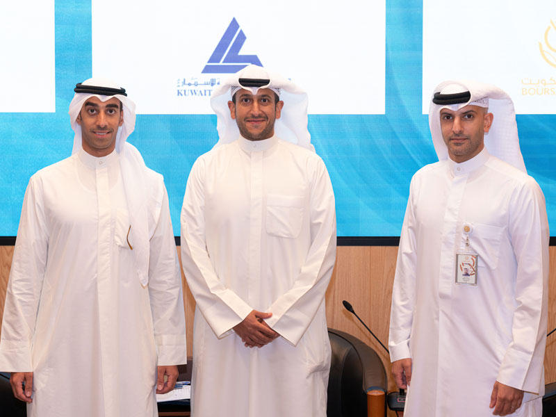 من اليمين: نائب رئيس إدارة علاقات الاستثمار المؤسسي بشركة بورصة الكويت بدر النصف، وومساعد مدير أول إدارة صانع السوق قطاع إدارة الأصول في الشركة الكويتية للاستثمار سليمان المسلم فهد الرشيد نائب رئيس إدارة أسهم الشرق الأوسط وشمال إفريقيا بشركة المركز المالي الكويتي (المركز)