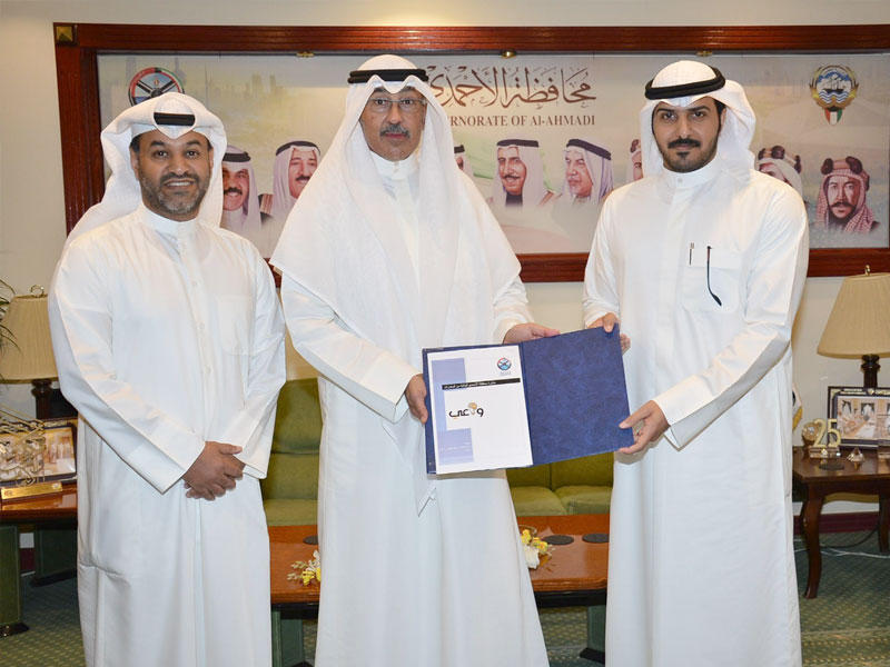 محافظ الأحمدي يتسلم نسخة من المبادرة