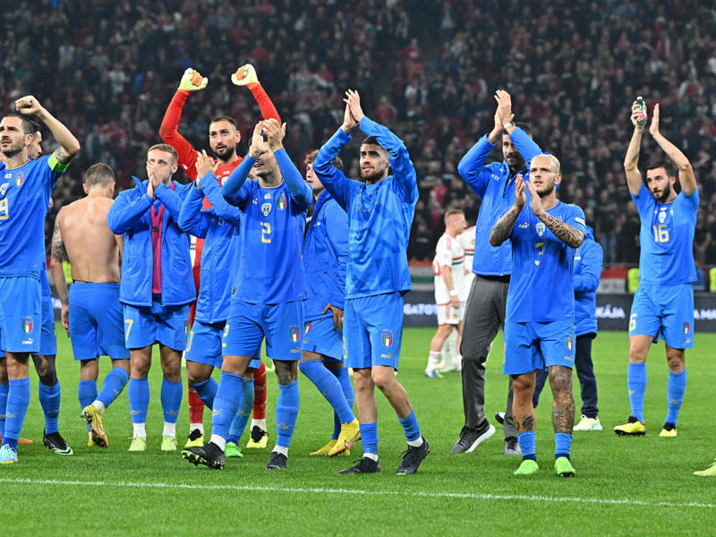 فرحة لاعبي الآزوري عقب المباراة 