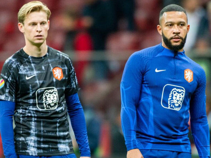 الاعبان ممفيس ديباي فرينكي دي يونغ