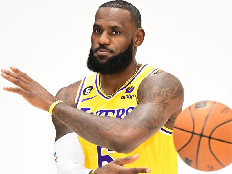 لاعب لوس أنجلس ليكرز ليبرون جيمس 