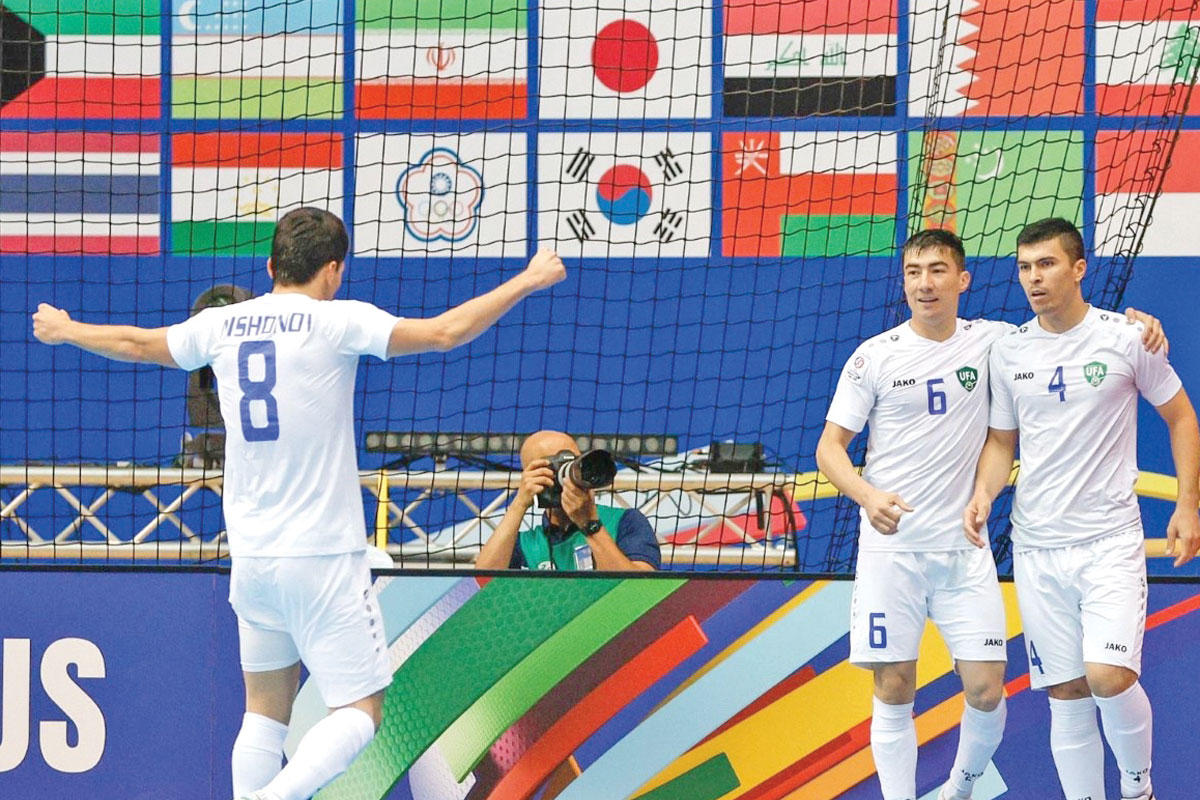 لاعبو أوزبكستان يحتفلون بأحد أهدافهم 