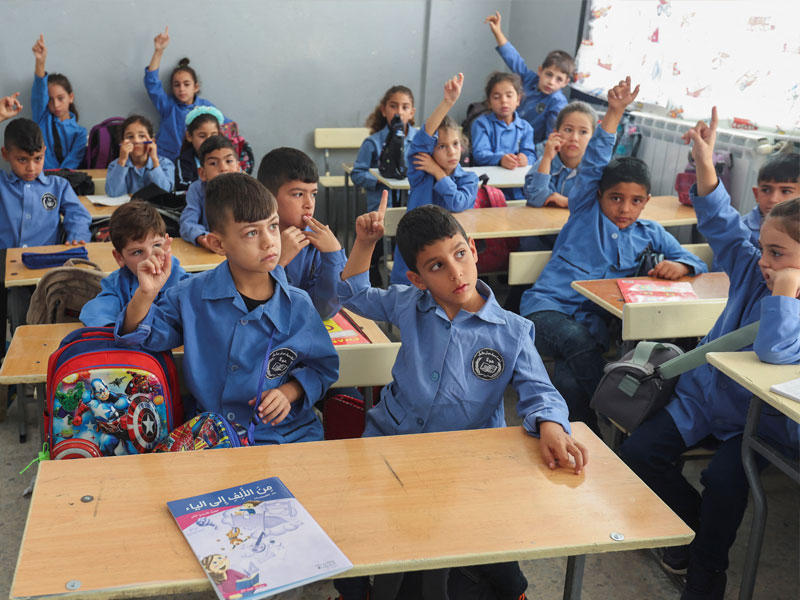 تلاميذ في اليوم الأول من المدرسة في بلدة حولا جنوب لبنان أمس (رويترز)