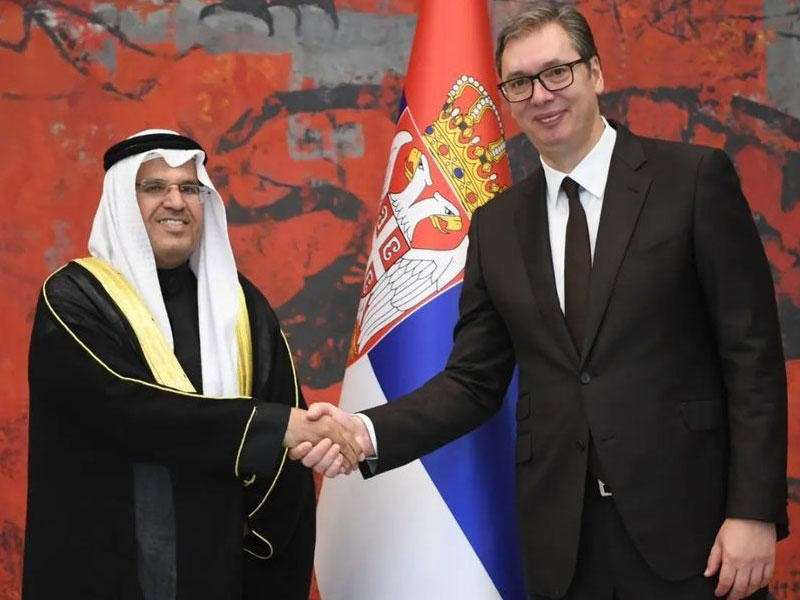 المطيري خلال تقديمه أوراق اعتماده إلى فوتشيتش