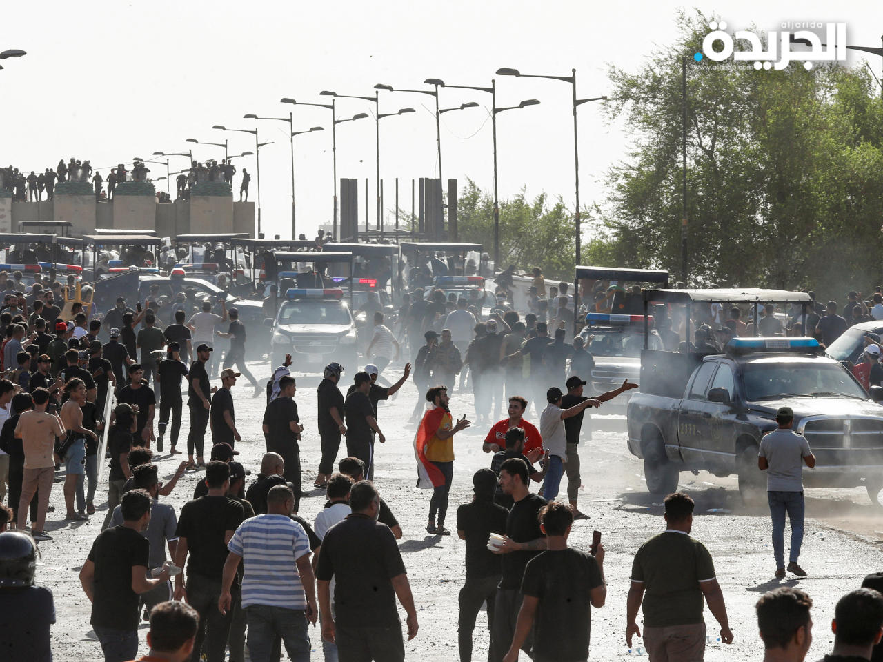 متظاهرون عراقيون يرشقون قوات الأمن بالحجارة