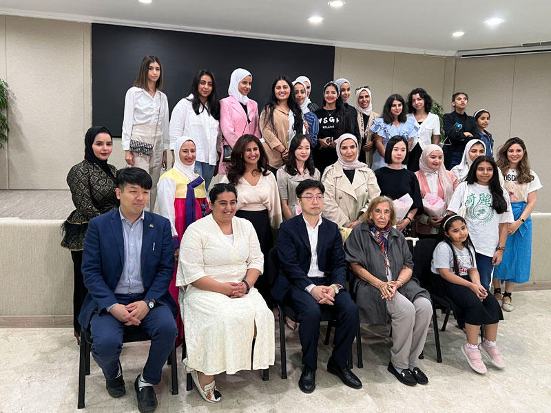 لولوة القطامي وعضوات الجمعية ونادي الفتيات مع القنصل الكوري وأعضاء السفارة