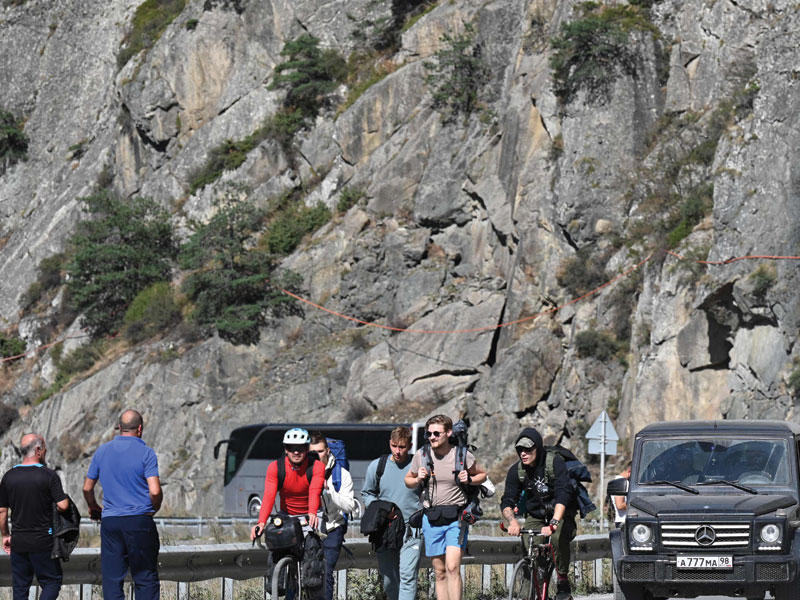 مواطنون روس يصلون إلى جورجيا بعد عبورهم الحدود أمس (أ ف ب)