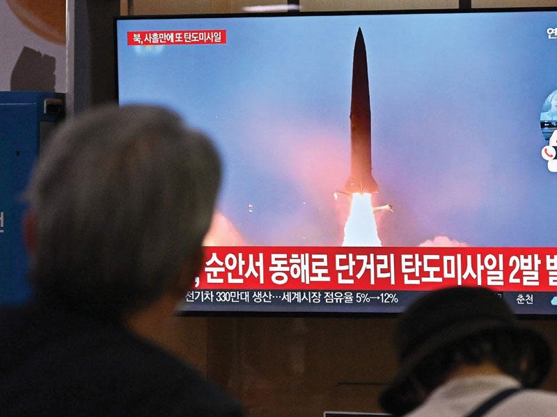 شاشة تلفزيونية تُظهر بثًا إخباريًا مع لقطات ملف لتجربة صاروخ كوري شمالي 