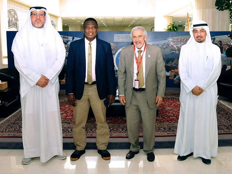 رئيس مجلس إدارة جمعية الهلال الأحمر الكويتي د. هلال الساير مستقبلا سفير غانا لدى البلاد أبوبكر عبدالله