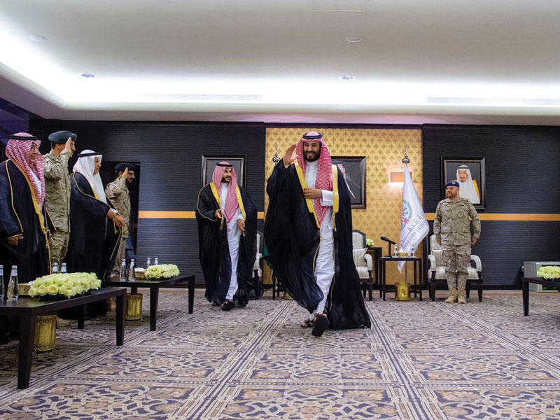 ولي العهد السعودي خلال زيارته وزارة الدفاع امس