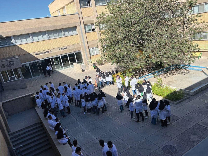 وقفة احتجاجية لطلاب الطب في جامعة تبريز (تويتر)