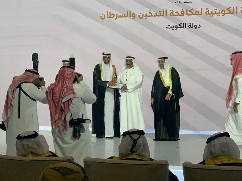 رئيس مجلس إدارة الجمعية ورئيس صندوق مرضى السرطان بالجمعية د. خالد الصالح خلال التكريم