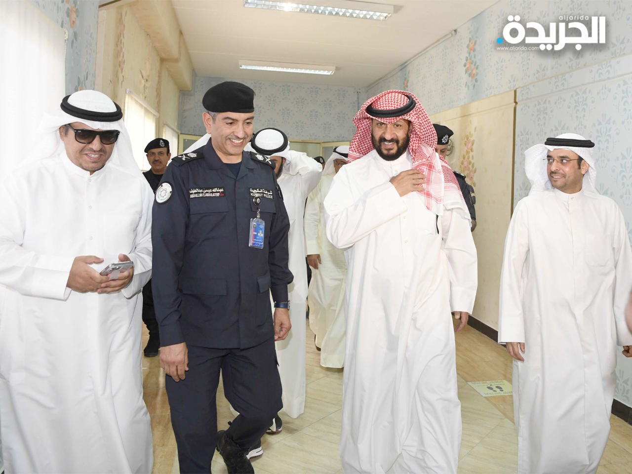 رئيس الوزراء بالإنابة يتفقد عدداً من مراكز الاقتراع