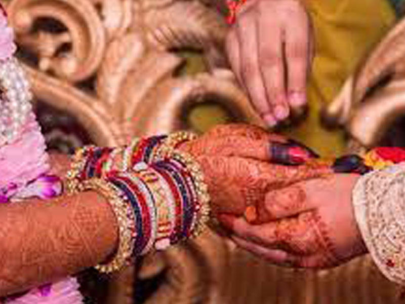 العشاء في العرس بالهوية