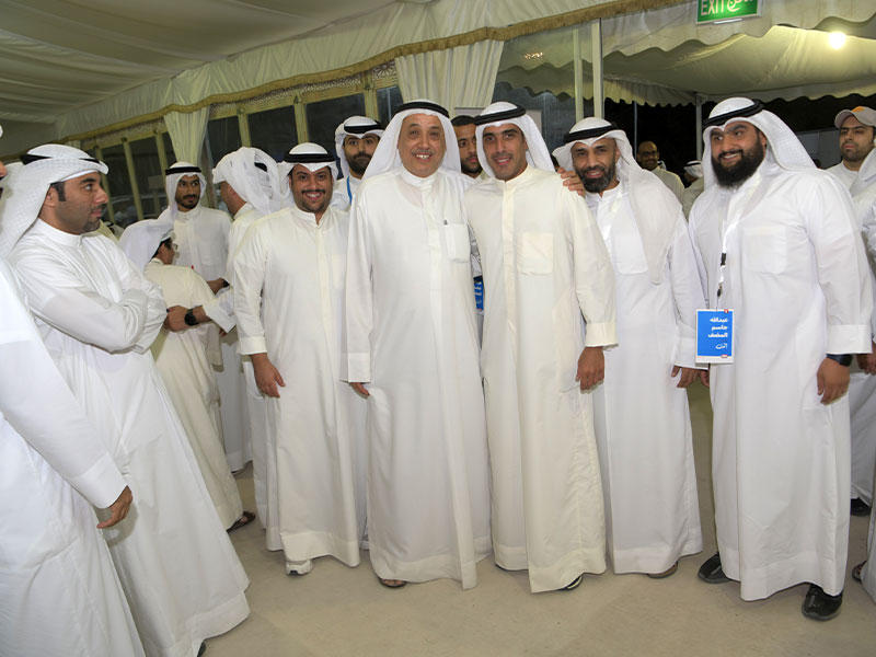 عبدالله المضف محتفلاً بفوزه وسط ناخبي الدائرةn