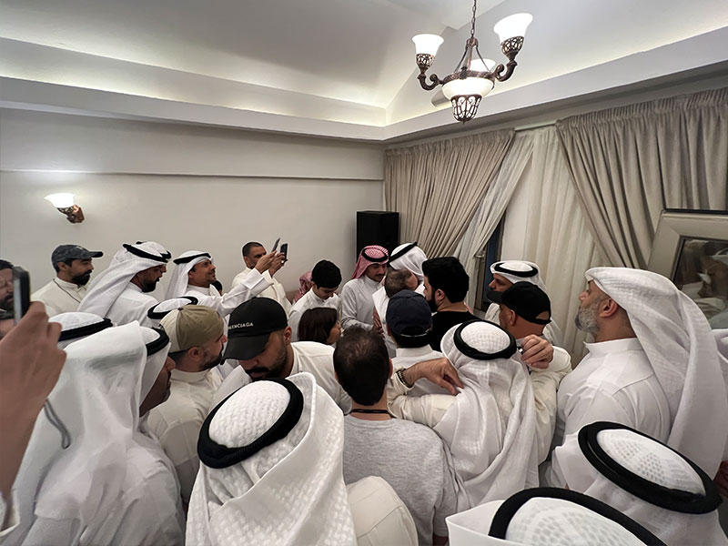 النائب أسامة الزيد محاطاً بمهنئيه