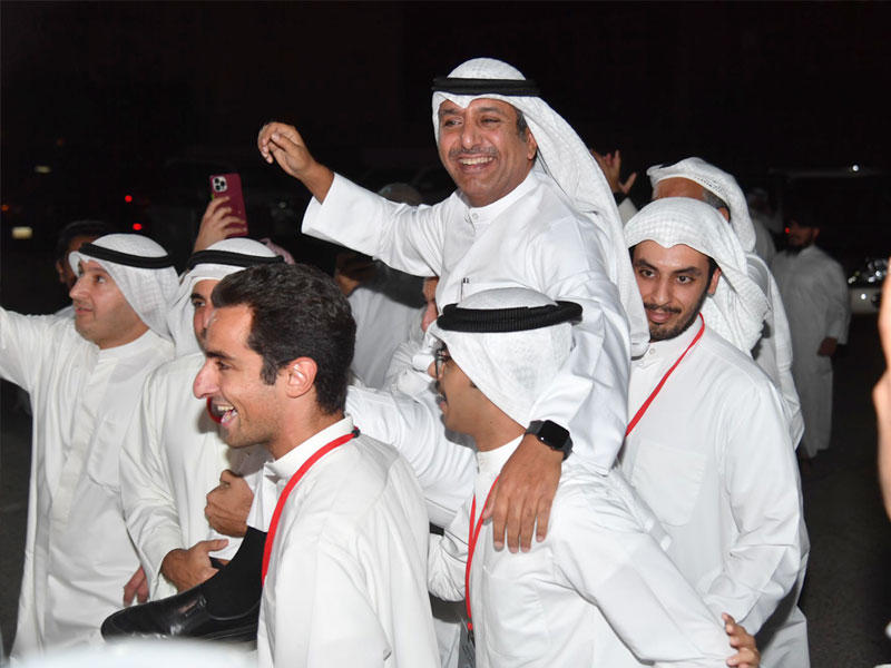 النائب بدر الملا على أكتاف أنصاره