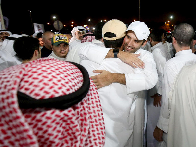 في أحضان المهنئين