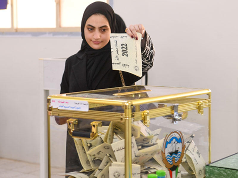 مواطنة تدلي بصوتها في الدائرة الرابعة