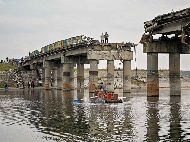 رجلان فوق جسر مدمّر في منطقة دونيتس شرق خاركييف