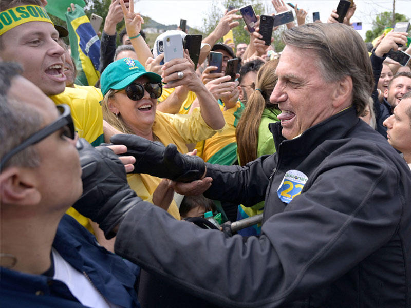 بولسونارو يصافح مؤيديه في ملعب بوكوس دي كالداس