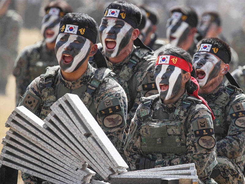 جنود كوريون خلال استعراض عسكري