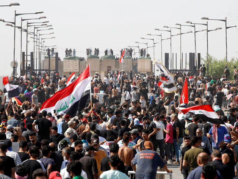 العراقيون على جسر الجمهورية المؤدي إلى المنطقة الخضراء أمس  (أ ف ب)