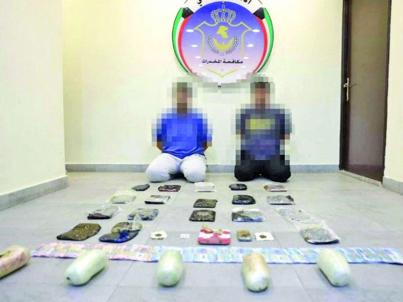 المتهمان وامامهما المخدرات