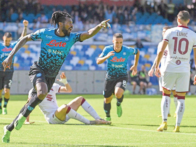 الاعب أندري زامبو أنغويسايحتفل بتسجيل هدفه الثاني