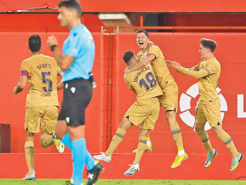 اللاعب ليفاندوفسكي نجم برشلونة يحتفل بهدفه