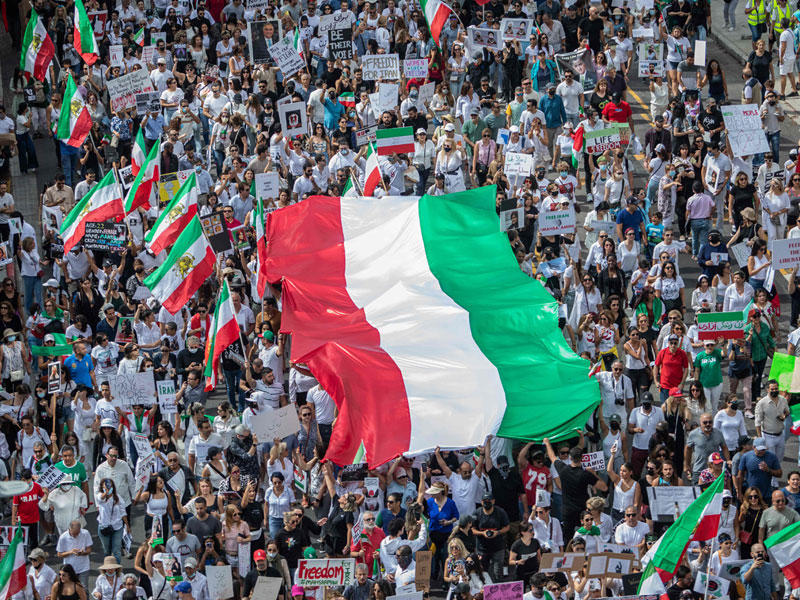 مسيرة حاشدة للتضامن مع المحتجين الإيرانيين في لوس أنجلس بالولايات المتحدة (أ ف ب)