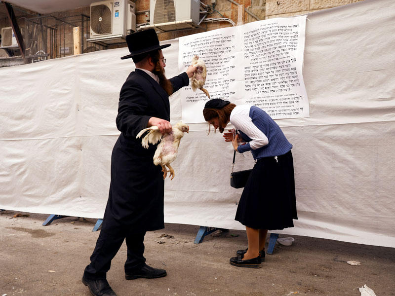 يهوديان متشددان قرب القدس خلال طقوس تسبق عيد الغفران (رويترز)