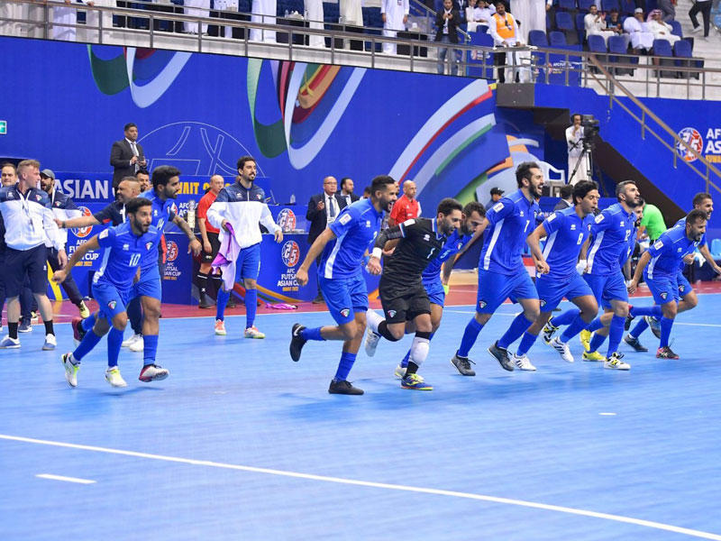 لاعبو الأزرق يتوجهون لتحية الجماهير