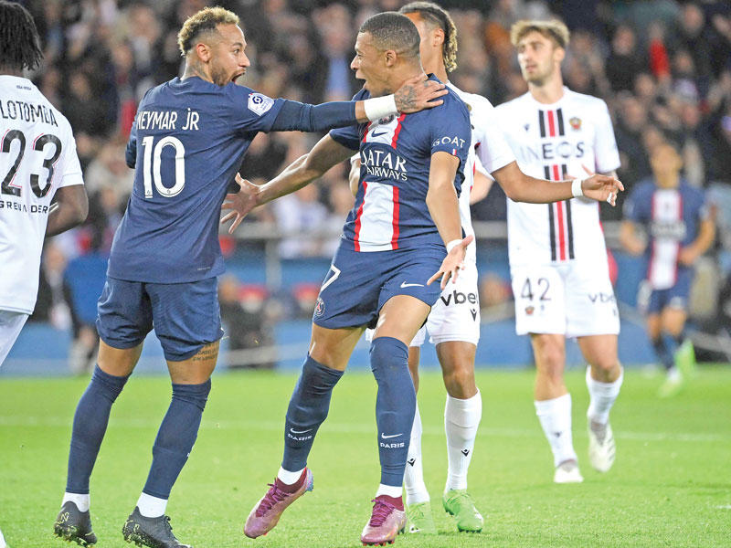 مبابي يحتفل بهدفه إلى جانب نيمار