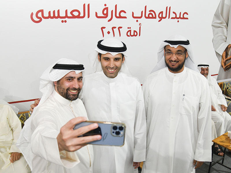 النائب عبدالوهاب العيسى في صورة سيلفي مع ناخبين