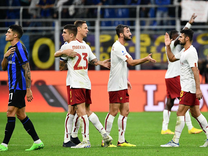 فرحة لاعبي روما بعد نهاية المباراة