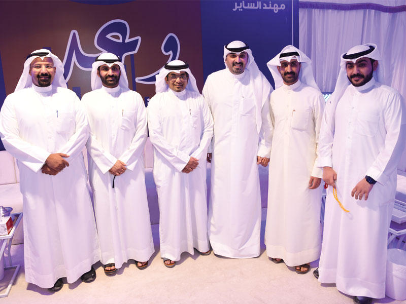 النائب مهند الساير متوسطاً عدداً من الحضور