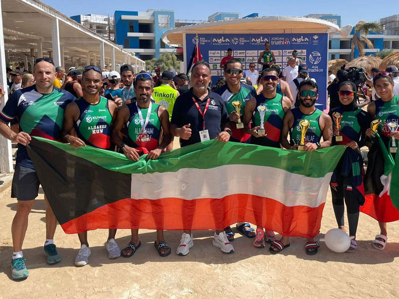 فرحة المنتخب الكويتي للترايثلون بعد التتويج 